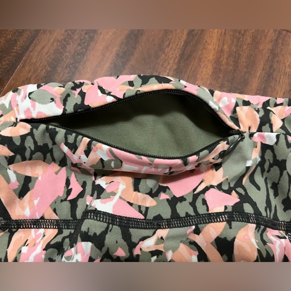 Sweaty Betty women’s medium Power 7/8 leggings, tropical camo, pink peach green - Picture 5 of 10